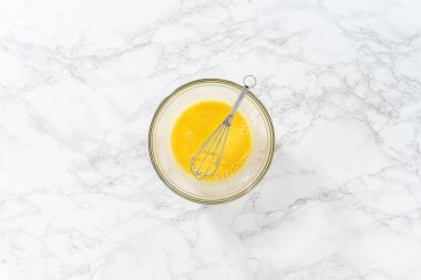 Düz yatıyordu. Limon jöleli limonlu kurabiye. Islak malzemeleri büyük bir bardakta karıştırıp limonlu kurabiye pişirmek için karıştırıyorum..