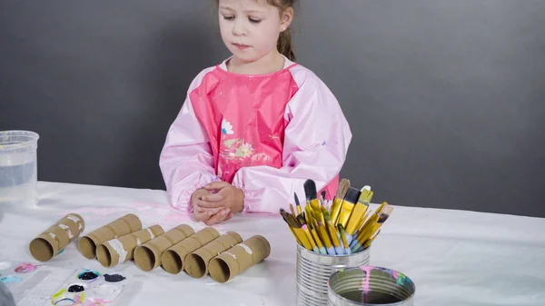 子供の紙工芸品 紙の虫を作成するためにアクリル塗料で空のトイレタリーペーパーロールをペイント — ストック写真