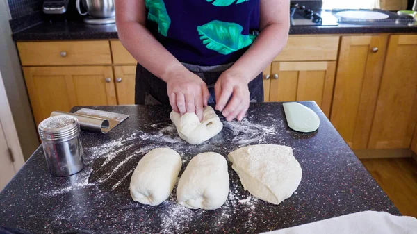 住宅キッチンでソース生地フランスのバゲットパンを焼く — ストック写真