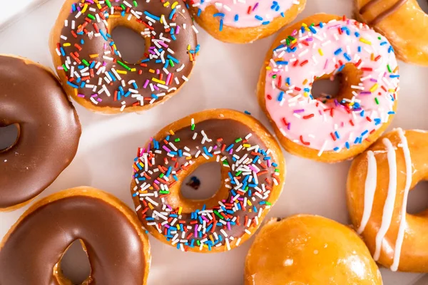 Beyaz Bir Karton Kutuda Mağazadan Alınmış Donutların Çeşitliliği — Stok fotoğraf