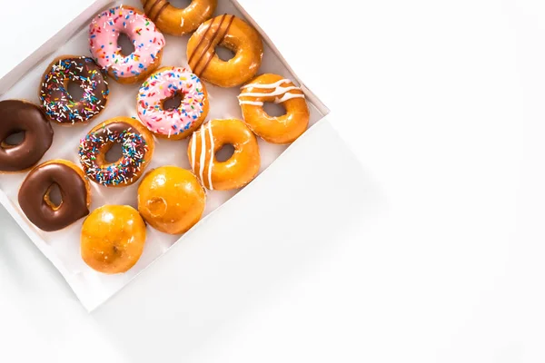 Плоский Лежал Разнообразие Покупаемых Магазине Пончиков Белой Бумажной Коробке — стоковое фото