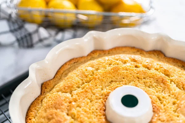 Охлаждение Свежеиспеченного Лимонного Пирога Кухонной Полке — стоковое фото