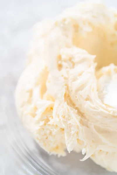 Manzarayı Kapat Funfettti Pastası Süslemek Için Vanilyalı Krema Hazırlıyorum — Stok fotoğraf