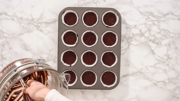 Düz yatıyordu. Adım adım. Çikolatalı kek pişiriyorum. Kek hamurunu kek tepsisine kakalamak..