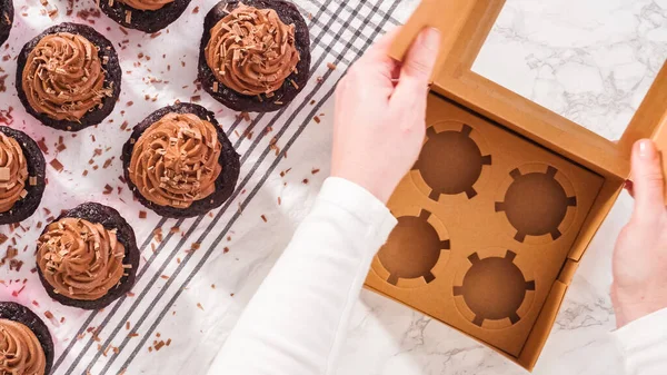 Düz yatıyordu. Adım adım. Çikolatalı kapkekleri çikolatalı ganache ile paketleyip kek kutusuna koymak..