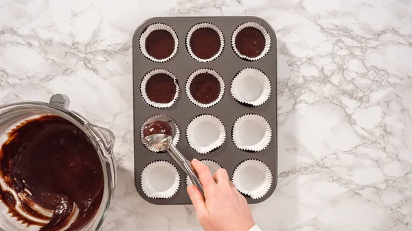 Düz yatıyordu. Adım adım. Çikolatalı kek pişiriyorum. Kek hamurunu kek tepsisine kakalamak..