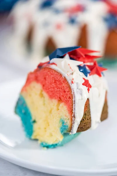 Scheibe Vom Juli Bündelkuchen Mit Vanilleglasur Bedeckt Und Mit Schokoladensternen — Stockfoto