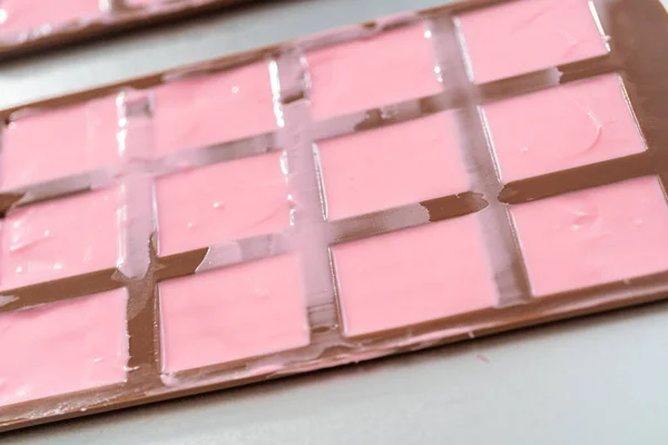 Wypełnienie Silikonowej Formy Czekoladowej Roztopionej Czekolady Aby Mini Różowe Czekoladki — Zdjęcie stockowe