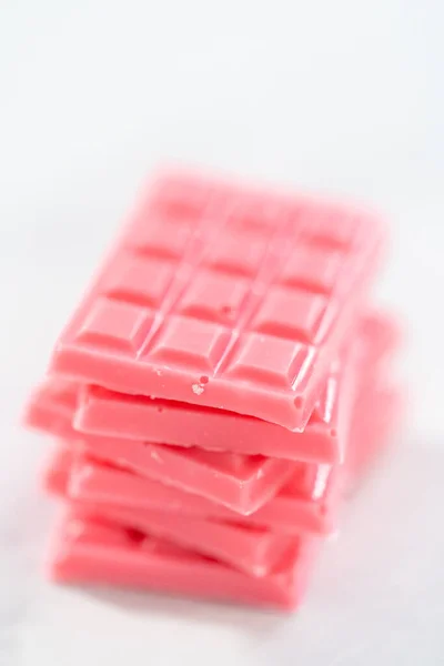 柜台上堆放着一堆堆自制的迷你粉红巧克力 — 图库照片