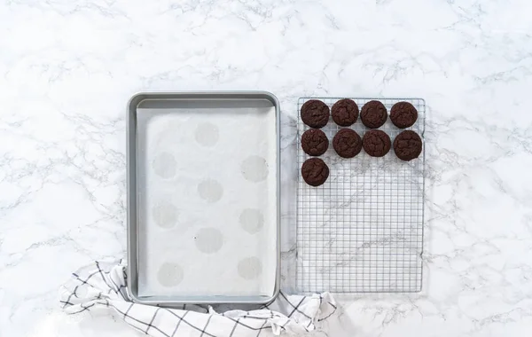 Acostado Enfriamiento Galletas Chocolate Recién Horneadas Mostrador Cocina —  Fotos de Stock