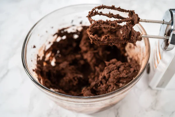 Nane şekerli çikolatalı kurabiyeler pişirmek için büyük bir bardakta karıştırma malzemesi..