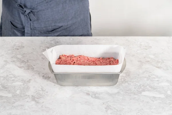 Preparação Rolo Carne Clássico Uma Panela Pão Forrada Com Pergaminho — Fotografia de Stock