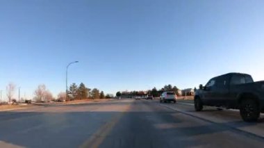 Denver, Colorado, ABD-15 Ocak 2020 - Amerika 'nın banliyölerinde tipik asfalt yollarda sürüş.