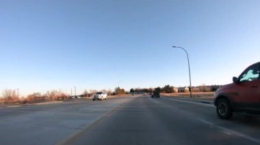 Denver, Colorado, ABD-15 Ocak 2020 - Amerika 'nın banliyölerinde tipik asfalt yollarda sürüş.