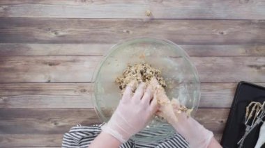 Çiğnenmiş yulaflı kuru üzümlü kurabiye yapma süreci