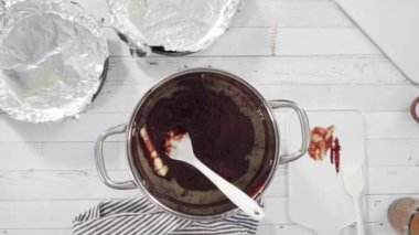 Kavanozda çikolata parçaları eritip fındıklı şekerleme yapıyorum..