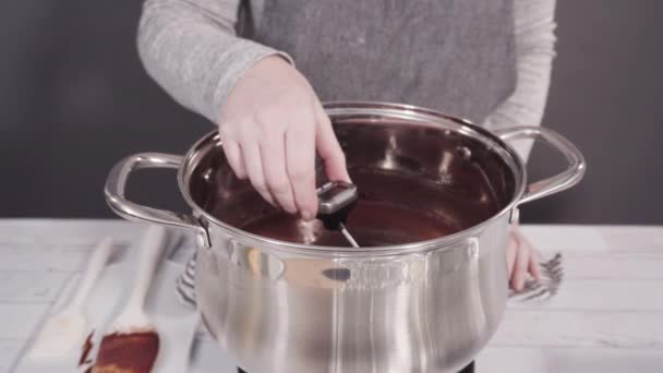 在锅里融化巧克力片做坚果软糖 — 图库视频影像
