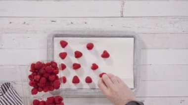 Böğürtlenleri pişirme çarşafında kurutuyorum. 