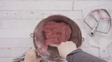 Çilekli tereyağlı kremayı çırpmak tek başına bir elektrikli mikserde 