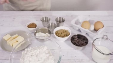 Çikolatalı ahududu kekleri yapmak çikolatalı ganache serpiştirilmiş ve üstüne ahududu serpiştirilmiş.