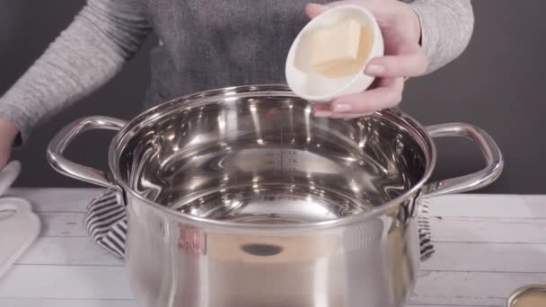 Smältning Vit Choklad Chips Matlagning Potten För Att Göra Godis — Stockvideo