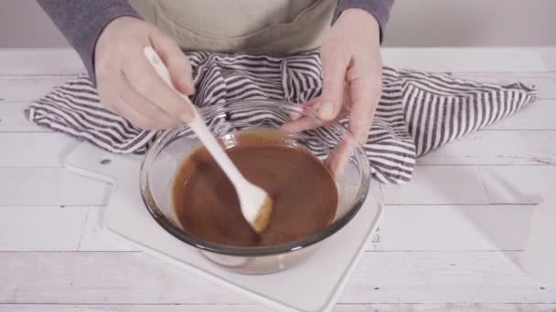 Fazendo Cupcakes Framboesa Chocolate Gourmet Drizzled Com Ganache Chocolate Coberto — Vídeo de Stock