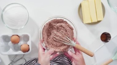 Çikolatalı kurabiye hamuru yapmak için malzemeleri karıştırıyorum. 