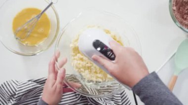 Çikolatalı kurabiye hamuru yapmak için malzemeleri karıştırıyorum. 