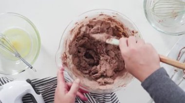 Çikolatalı kurabiye hamuru yapmak için malzemeleri karıştırıyorum. 