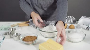 Çikolatalı kurabiye hamuru yapmak için malzemeleri karıştırıyorum. 