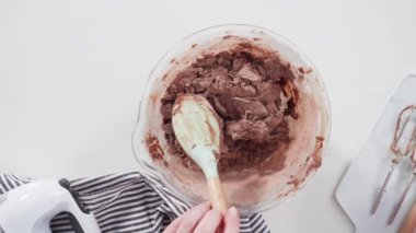 Çikolatalı kurabiye hamuru yapmak için malzemeleri karıştırıyorum. 