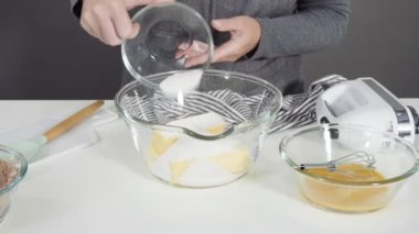 Çikolatalı kurabiye hamuru yapmak için malzemeleri karıştırıyorum. 