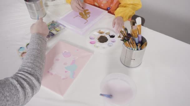 Μικρή Ζωγραφική Κορίτσι Ακρυλικό Χρώμα Καμβά Μητέρα Της Για Ένα — Αρχείο Βίντεο