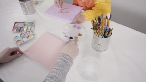 Meisje Schilderen Met Acrylverf Doek Met Haar Moeder Voor Een — Stockvideo