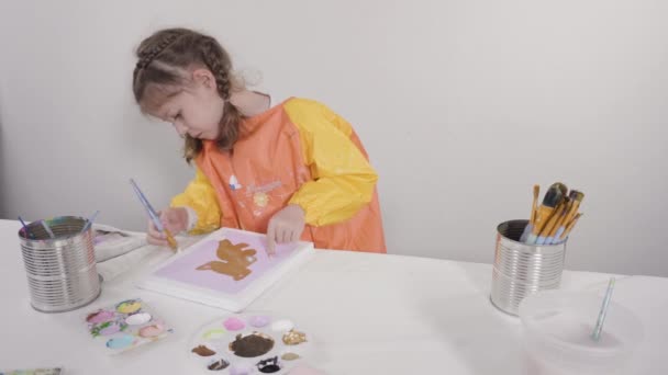 Holčička Pracuje Uměleckém Projektu Akrylovou Barvou Domácí Škole — Stock video