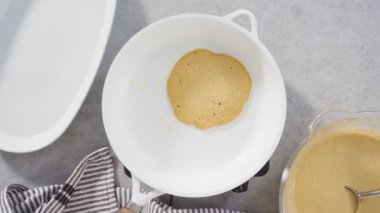 Kızarmış balkabaklı krep kızartma tavasında hamuru..