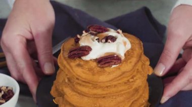 Siyah tabakta bir yığın taze balkabağı gözlemesi.