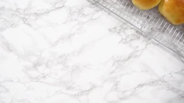 Mutfak rafında taze pişmiş çörekler serinliyor..