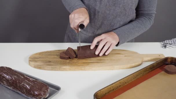 Řezání Čokoládového Těsta Dřevěné Řezací Desce — Stock video