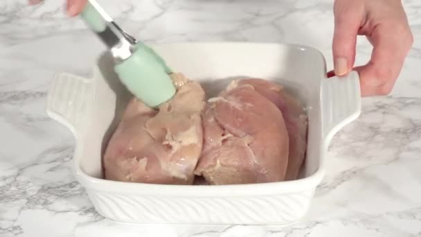 Fırında Pişirmek Için Tuzlu Biberli Tavuk — Stok video