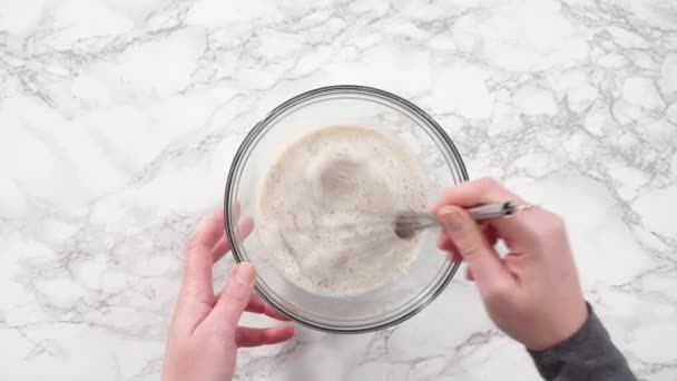 Zutaten Einer Glasschüssel Mischen Hausgemachte Pfannkuchen Machen — Stockvideo
