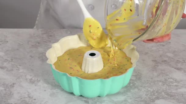 Ανακατεύοντας Συστατικά Για Ψήνουν Eggnog Bundt Κέικ — Αρχείο Βίντεο