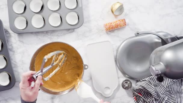 用意大利奶油和洒水制作南瓜调味杯蛋糕 — 图库视频影像
