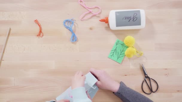 小女孩正在学习如何为孩子们缝制针线活包 — 图库视频影像