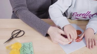 Küçük kız dikiş setiyle dikiş dikmeyi öğreniyor..