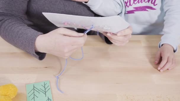 Niña Aprendiendo Coser Con Kit Costura Artesanal Para Niños — Vídeo de stock