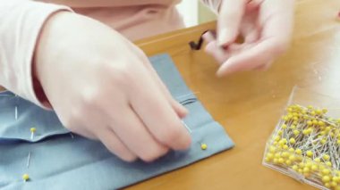 Koronavirüs salgını için dikiş makinesiyle pamuk yüz maskesi dikiyorum..