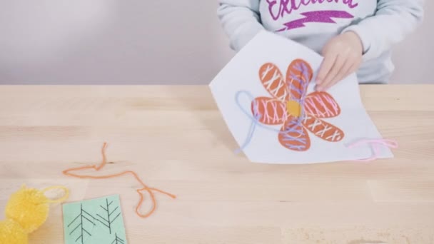 小さな女の子は子供のための縫製工芸キットで縫う方法を学ぶ — ストック動画