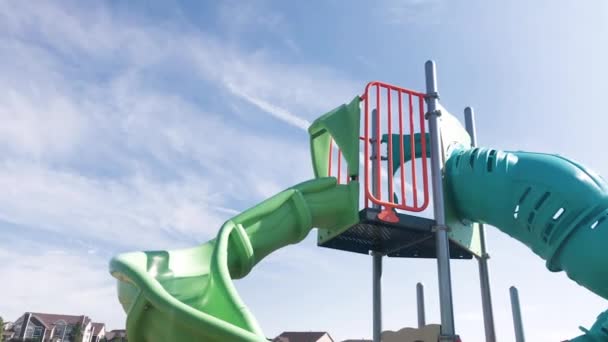 Klein Meisje Spelen Moderne Kinderen Speeltuin Buitenwijken Een Hete Zomerdag — Stockvideo