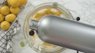 Limonlu kek için hamura malzemeleri karıştırıyorum..